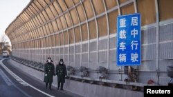中国武警士兵在北京街头巡逻。(2022年12月1日)