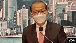 香港医务卫生局局长卢宠茂表示,考虑以立法等方式规管止痛退烧药的买卖 (美国之音/汤惠芸)
