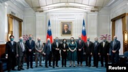 2022年12月2日,台湾总统蔡英文同到访的英国下议院外交委员会主席艾莉西亚·卡恩斯(Alicia Kearns,蔡英文左边站立者)合影留年。