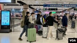 连接深圳的香港落马洲口岸1月8日早上恢复首阶段免检疫通关,大批旅客北上中国大陆 (美国之音/汤惠芸)