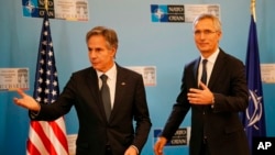 罗马尼亚首都布加勒斯特,美国国务卿安东尼·布林肯(左)与北约秘书长延斯-斯托尔滕贝格在新闻发布会上(2022年11月29日)。