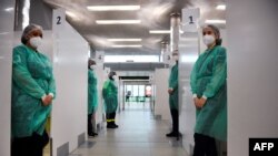 法国医护人员在巴黎戴高乐国际机场的检测中心等候来自中国的航班。(2023年1月1日)