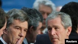 Український президент Віктор Ющенко на саміті НАТО в Бухаресті з президентом США Джорджем Бушем, який казав тоді, що Сполучені Штати «дуже підтримували» початок Плану для набуття членства України в Альянсі, але пропозиція не здобула підтримки інших союзників. 3 квітня 2008 р.