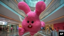 北京一家商场为迎接兔年的到来装饰商场。(2022年1月4日)