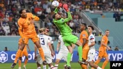 နယ်သာလန်အသင်း (လိမ္မော်ရောင်)နဲ့ အမေရိကန်အသင်း (အဖြူ)တို့ ယှဉ်ပြိုင်ကြစဉ် (Photo by Alberto PIZZOLI / AFP)