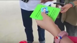 ထိုင်းရောက် မြန်မာတွေကိုင်တဲ့ ပန်းရောင်ကဒ် “နေရာပေါင်းစုံ အကြောင်းစုံ”
 ထိုင်းရောက် မြန်မာတွေကိုင်တဲ့ ပန်းရောင်ကဒ် “နေရာပေါင်းစုံ အကြောင်းစုံ”