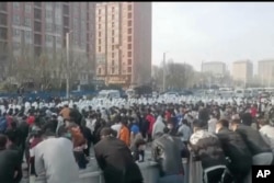 中国河南郑州富士康苹果代工厂的工人举行抗议。(2022年11月23日)