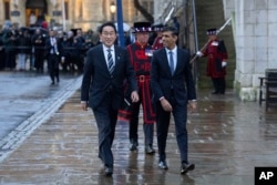 英国首相苏纳克与日本首相岸田文雄在签署两国合作防务协议后走出伦敦塔。(2023年1月11日)