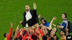 Huấn luyện viên đổi tuyển Morocco Walid Regragui được các cầu thủ tung hứng sau khi Morocco thắng Tây Ban Nha để tiến sâu vào vòng trong tại sân vận động Education City Stadium ở Al Rayyan, Qatar, ngày 6/12/2022.