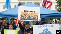 东突厥斯坦觉醒运动(East Turkistan Awakening Movement)在白宫外面举行反对中共的集会(2022年10月1日)