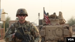 美军士兵与叙利亚民主军武装人员共同巡逻反政府军控制的叙利亚东北部。(2022年12月16日)