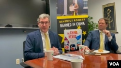 《中国节点-中共暴政内部及周边三十年》作者及英国人权组织“香港监察”创办人本尼迪克·罗杰斯(左)在智库2049项目研究所的新书发表会中回答美国之音问题。(2022年 11月30日,美国之音锺辰芳拍摄)
