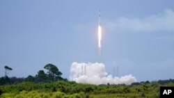 一枚 SpaceX 猎鹰9号火箭为发射starlinks卫星从佛罗里达州卡的一处太空部队基地发射场升空。(2022年7月17日)