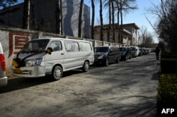 北京一家火葬场外排队等候进入的灵车。(2022年12月22日)