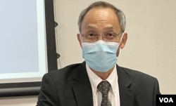 香港民意研究所行政总裁钟庭耀表示,要解决中国国内疫症感染数字的方法很简单,只需要重新定义何谓感染就可以 (美国之音/汤惠芸)