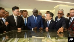 2023年1月11日,中国外交部长秦刚(左二)和非盟委员会主席穆萨·法基·马哈马特(中)在埃塞俄比亚亚的斯亚贝巴出席非洲疾病控制和预防中心的落成典礼。(美联社)