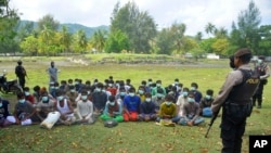 အင်ဒိုနီးရှားနိုင်ငံ၊ အာချေးကမ်းခြေကို ရောက်လာသည့် ရိုဟင်ဂျာ ဒုက္ခသည်များအား ၂၀၂၂ ခုနှစ်၊ ဒီဇင်ဘာ ၂၅ ရက်နေ့က တွေ့ရစဉ်။