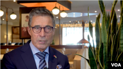 北约前秘书长拉斯穆森2022年12月1日在华盛顿接受美国之音采访。