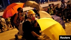 香港一名抗议者星期六(9月28日)在立法会外抗议。路透社