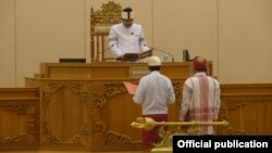 အမျိုးသားလွှတ်တော် ဥက္ကဋ္ဌသစ် မန်းဝင်းခိုင်သန်းနဲ့ ဒုဥက္ကဋ္ဌသစ် ဦးအေးသာအောင် ကျမ်းသစ္စာဆို။