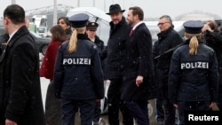 美国副总统万斯抵达慕尼黑,在即将登场的慕尼黑安全会议,万斯与美国国务卿卢比奥都将出席,并与乌克兰总统泽连斯基举行场边会谈。(路透社:2025年2月14日)