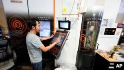 在科罗拉多州恩格尔伍德，利塔工程机械厂的一名工人正在对一台用于制造半导体零件的Mazak Variaxis机器进行编程。美国政府即将发布7月份就业报告。(资料照片：2024年2月15日)