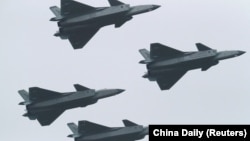 资料照片:在第十四届中国国际航空航天博览会上,中国空军最先进的J-20隐形战机以四机编队飞行。(2022年11月8日)