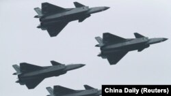 在第十四届中国国际航空航天博览会上,中国空军最先进的J-20隐形战机以四机编队飞行。(2022年11月8日)