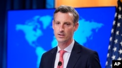 资料照片: 2022年11月2日,国务院发言人内德·普赖斯在华盛顿国务院的简报会上。美国国务院11月8日表示,美国和俄罗斯将很快就恢复暂停的核军备控制核查举行会谈。(美联社照片)