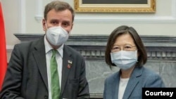 台湾总统蔡英文2022年11月9日在台北会晤到访的英国国际贸易副大臣格雷格·汉斯(Greg Hands)。(Greg Hands推特照片)