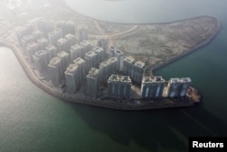 资料照:恒大集团在中国海南省人工岛屿海花岛上建造的39座高层住宅楼。(2022年1月7日)