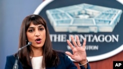 Заступниця прес-секретаря Пентагону Сабріна Сінгх виступає на прес-конференції в Пентагоні щодо надання Україні додаткових можливостей протиповітряної оборони (AP Photo/Andrew Harnik)