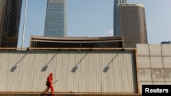 一名工人走过北京商务中心区的街头。(2020年4月17日)