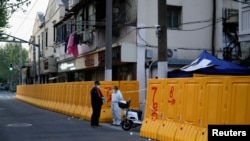 上海当局在一个居民区设立的新冠疫情隔离墙(路透社2022年4月11日)