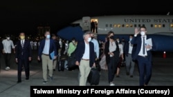 美国联邦参议院预算委员会共和党首席议员林赛·格雷厄姆(Lindsey Graham)周四(4月14日)傍晚率领跨党派参众议员访问团飞抵台湾松山机场,由台湾外交部长吴钊燮(左一)亲自接机。访问团一行六人將进行为期两天的旋风式参访。(照片提供:台湾外交部)