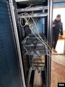 俄罗斯占领军从切尔诺贝利撤走后,乌克兰国家隔离区管理局的计算机服务器机柜子架在2022年4月5日时的状况。 (照片由叶夫根尼·克拉马连科提供)