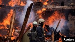 俄乌战争:一枚导弹击中了乌克兰哈尔科夫国际机场附近的一座建筑。(2022年4月13日)