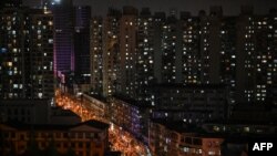 上海封城后静安区居民楼的夜景。(2022年4月9日)