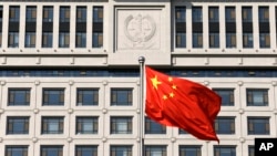 山东最高法院前的中国国旗,2013年10月24日(资料图)。活动人士呼吁美国官员在美中战略与经济对话上更多关注人权议题