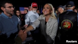 Phát ngôn viên chiến dịch tranh cử của ông Trump Karoline Leavitt, giữa, nói “...người Iran đang tích cực can thiệp vào cuộc bầu cử để giúp Kamala Harris và Joe Biden vì họ biết Tổng thống Trump sẽ khôi phục các lệnh trừng phạt cứng rắn của mình... ”