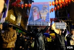 示威者游行期间途经伦敦华埠。 (摄影:美国之音郑乐捷)