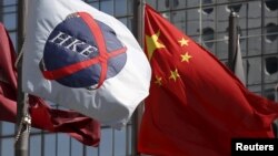 资料照:中国国旗在香港交易所的旗帜旁飘扬。