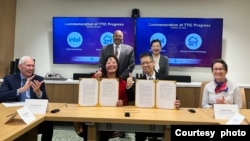 美台官员在华盛顿一个仪式中见证双方企业签署合作备忘录。(台湾经济部提供)