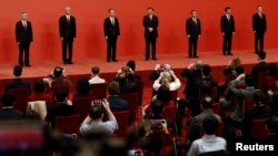 2022年10月23日,在中共二十届一中全会后,中共领导人习近平带领中共新一届政治局常委与中外媒体见面。