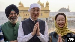 时任中国驻印度大使孙卫东携夫人在古鲁·纳纳克·德夫(Guru Nanak Dev)诞辰550周年之际携他的夫人前往阿姆利则金庙。(资料照片:2019年11月12日)