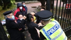 Người biểu tình ủng hộ dân chủ ở Hong Kong bị đánh hội đồng trong lãnh sự quán Trung Quốc ở Anh - Bản tin VOA Người biểu tình ủng hộ dân chủ ở Hong Kong bị đánh hội đồng trong lãnh sự quán Trung Quốc ở Anh - Bản tin VOA