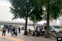 几名警察和一辆警察在北京市海淀区四通桥下执勤。(2022年10月13日)