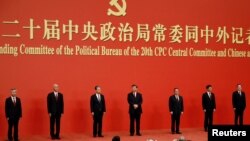 2022年10月23日,在中共二十届一中全会后,中共新一届中央政治局常委与中外媒体见面。