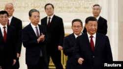 2022年10月23日,在中共二十届一中全会后,中共领导人习近平带领中共新一届政治局常委与中外媒体见面。左四为丁薛祥。