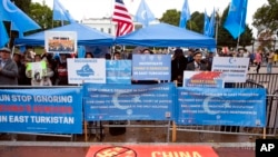 位于华盛顿东突厥觉醒运动(The East Turkistan National Awakening Movement)2022年10月1日在白宫前抗议中共当局在新疆的统治。
